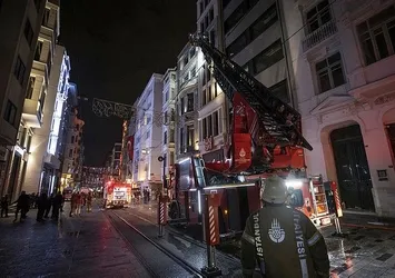 İstiklal Caddesi'nde otelde yangın paniği! Mahsur kalanları itfaiye ekipleri kurtardı