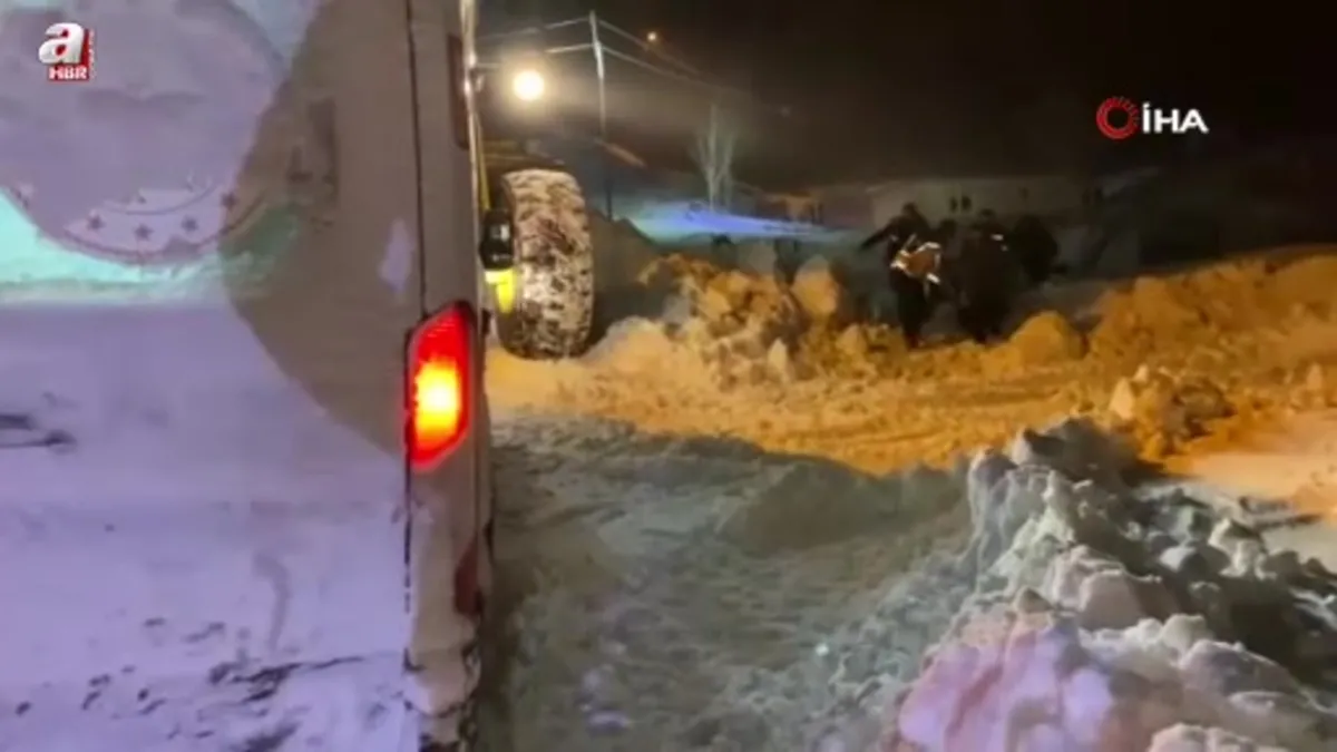 Erzurum’da ambulans karla mücadele ekiplerinin yardımıyla hastaya ulaştı