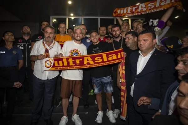 Galatasaray taraftarı Atatürk Havalimanı’nı inletti: Taraftar çıldırdı Cristiano Ronaldo’yu istiyor!