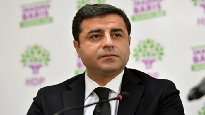 Son dakika: HDP’den terör itirafı gibi paylaşım! Elebaşı Öcalan’ın fotoğrafı altında görüştüler