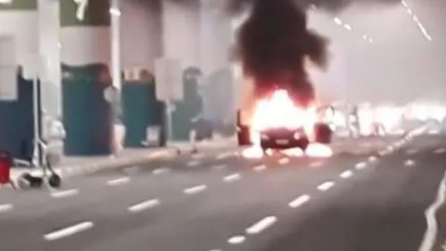 istanbul-havalimaninda-hareket-halindeki-arac-alev-topuna-dondu-1624607096141.jpg İstanbul Havalimanı'nda hareket halindeki araç alev topuna döndü - 1
