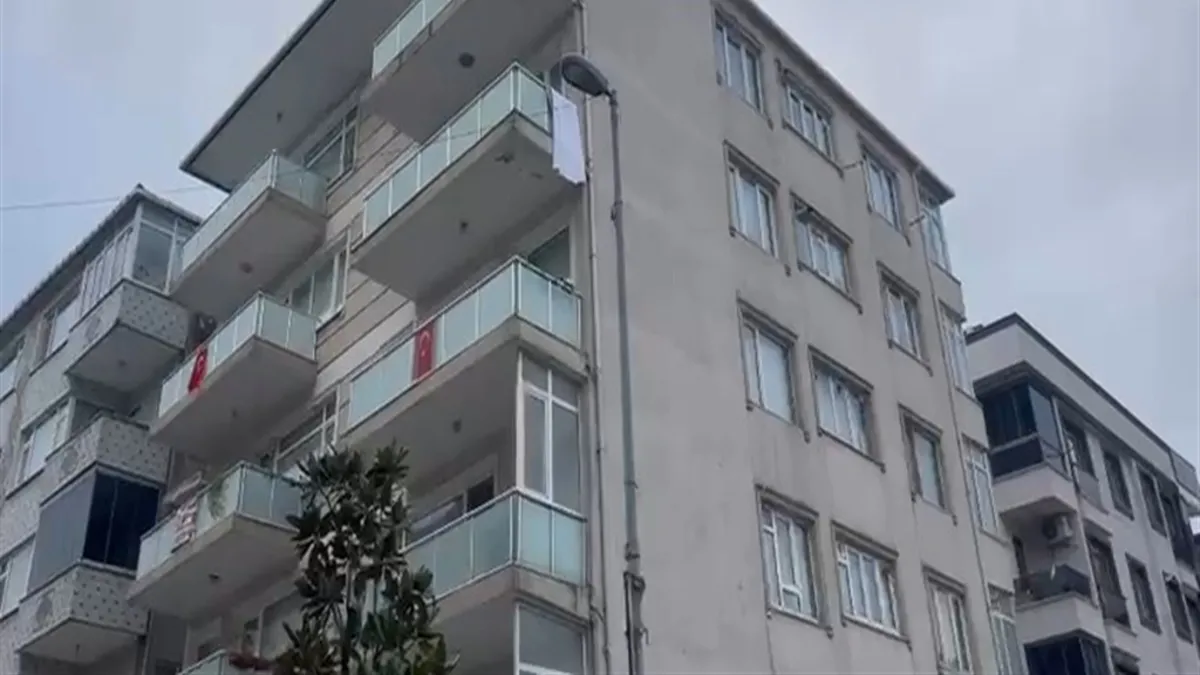 Küçükçekmece'de panik anları! 10 katlı bina tahliye edildi