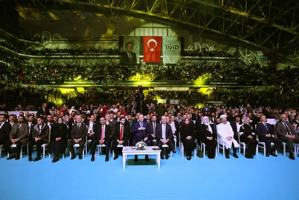 baskan-erdogan-ingilizce-ogretmeni-ile-anisini-anlatti-salonda-alkis-tufani-koptu-bizim-nereye-varacagimizin-f-1672423500069.jpg Başkan Erdoğan İngilizce öğretmeni ile anısını anlattı! Salonda alkış tufanı koptu: "Bizim nereye varacağımızın farkında değildi" - 3