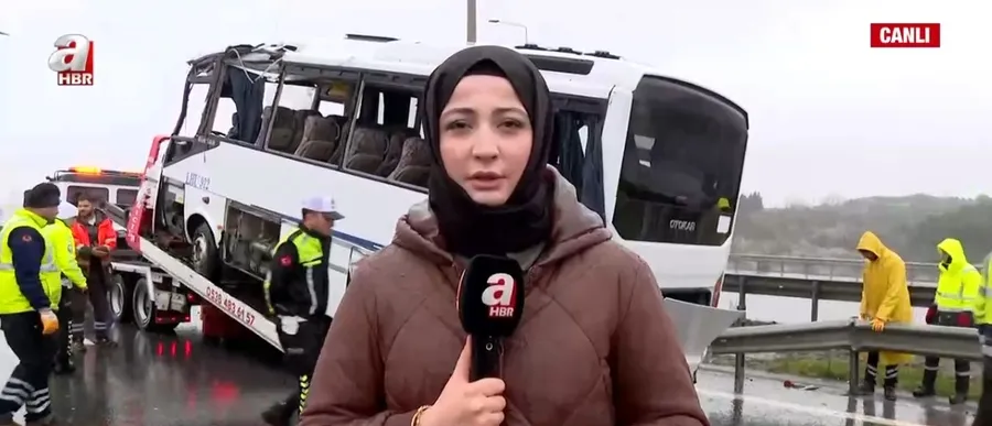 istanbulda-zincirleme-kaza-1-polis-sehit-oldu-16-polis-memuru-yaralandi-1774858211270.jpeg İstanbul'da zincirleme kaza: Şehit olduğu söylenen polis memuru hayata geri döndü - 2