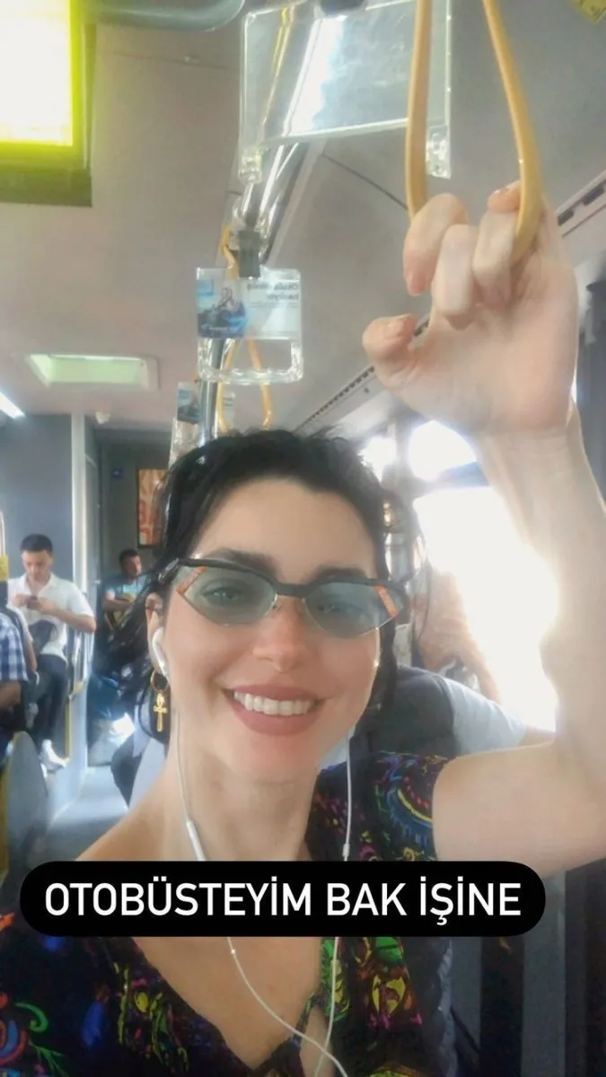 Merve Boluğur otobüse bindi sosyal medyayı salladı!