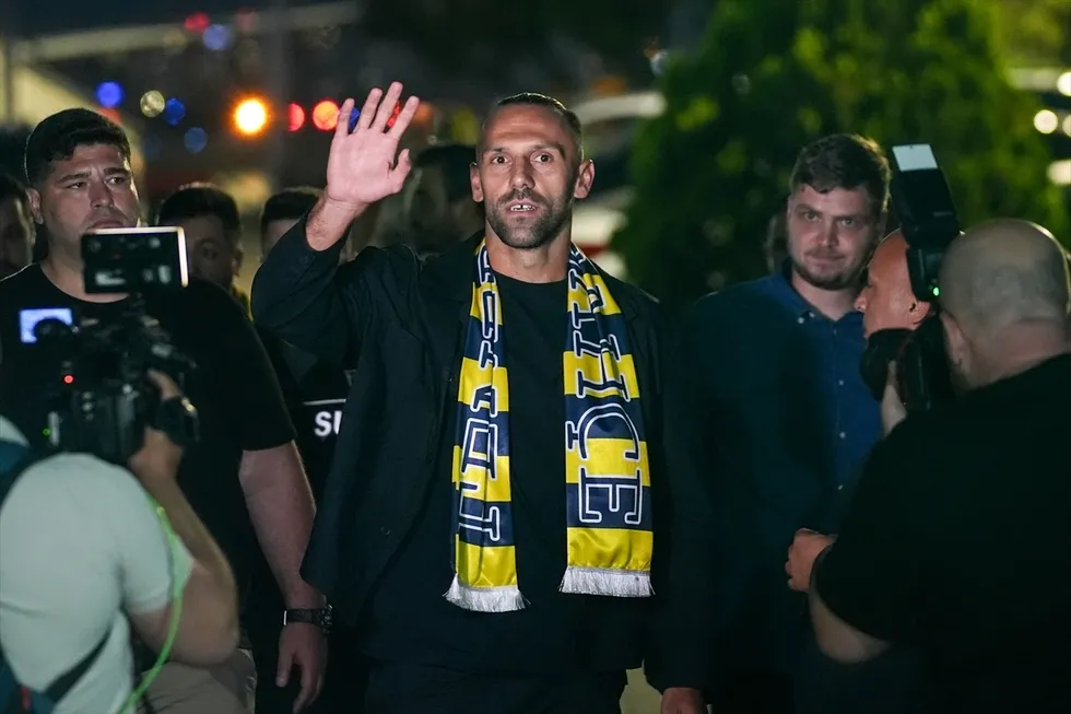 vedat-muriqi-fenerbahcede-3-yillik-sozlesme-imzalandi-1781880903219.jpg Vedat Muriqi Fenerbahçe'de! 3 yıllık sözleşme imzalandı - 1