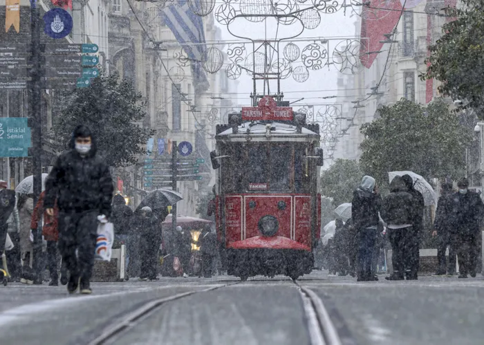 Meteoroloji peş peşe uyarmıştı! Aybar kar fırtınası İstanbul'u beyaza bürüdü! | İstanbul'da kar yağışı ne kadar sürecek? İşte son dakika kar haberleri - 6