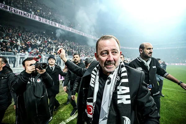Beşiktaş Sergen Yalçın için imza töreni düzenledi