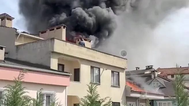Çatıda çıkan yangın 1 saatte söndürüldü