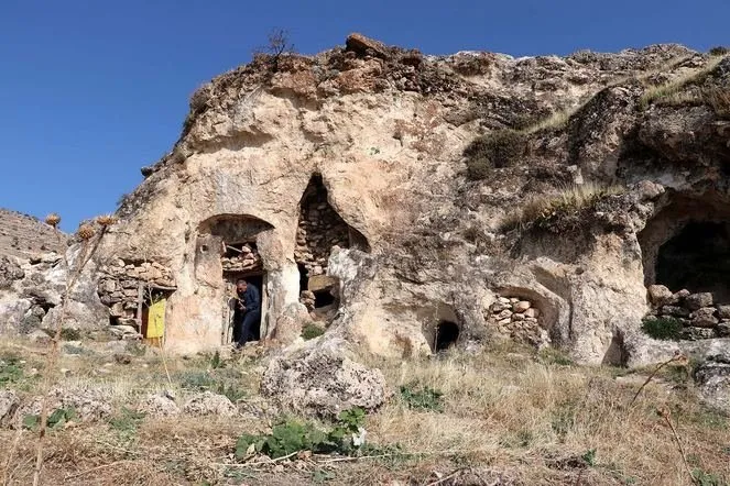 Diyarbakır'da kaya mezarında Süryanice kitabe bulundu ile ilgili görsel sonucu