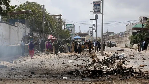 somalide-alcak-saldiri-bomba-yuklu-kamyon-patladi-13-olu-40-yarali-1695497757030.jpg Somali’de alçak saldırı! Bomba yüklü kamyon patladı: 13 ölü, 40 yaralı - 2