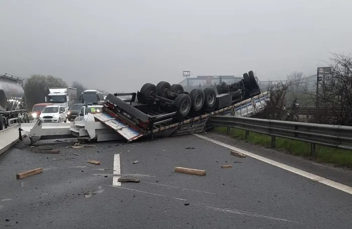 Düzce TEM otoyolunda akılalmaz kaza! TIR takla attı - 2