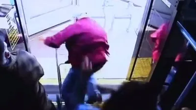 Yaşlı adamı otobüsten itip öldürdü