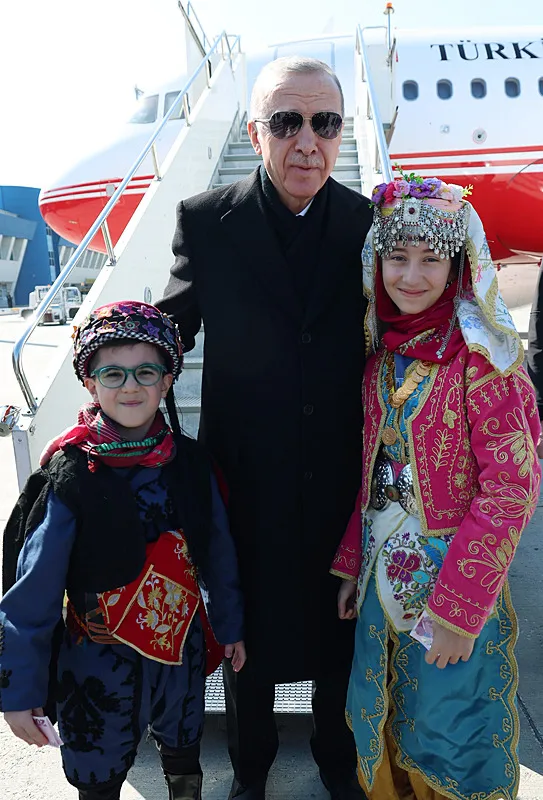 baskan-recep-tayyip-erdogana-denizlide-yoresel-karsilama-1708601504819.jpeg Başkan Recep Tayyip Erdoğan'a Denizli'de yöresel karşılama! - 1