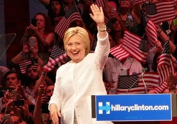 Hillary Clinton ABD’nin ilk kadın başkan adayı
