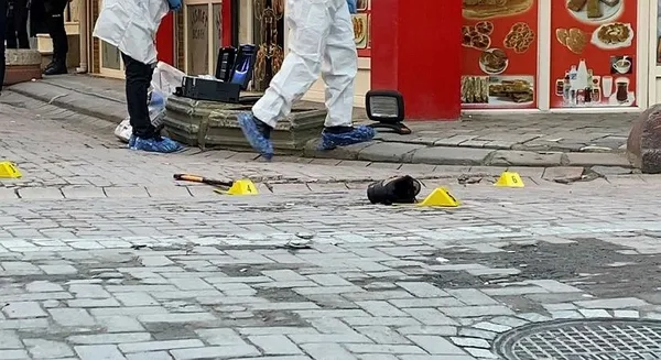 istanbul-zeytinburnunda-kan-donduran-vahset-balta-ile-kafasini-koparip-balkondan-atti-1705998968958.jpeg İstanbul Zeytinburnu'nda kan donduran vahşet! Balta ile kafasını koparıp balkondan attı - 2