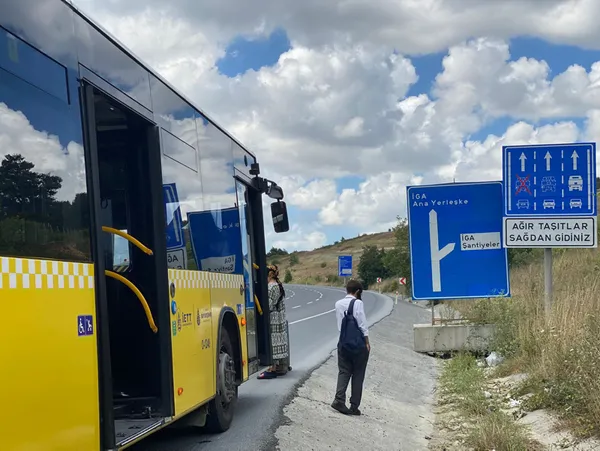 1658321868460.jpg Havalimanına gitmek isteyenlerin İETT sınavı! Otobüs arızalanınca yolda kaldılar - 3