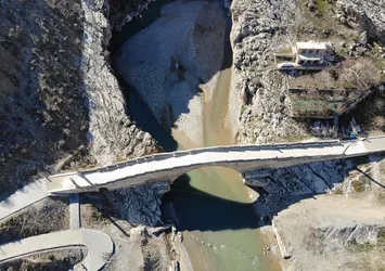 Asrın felaketinde ayakta kaldı! Tarihi köprü dikkat çekti