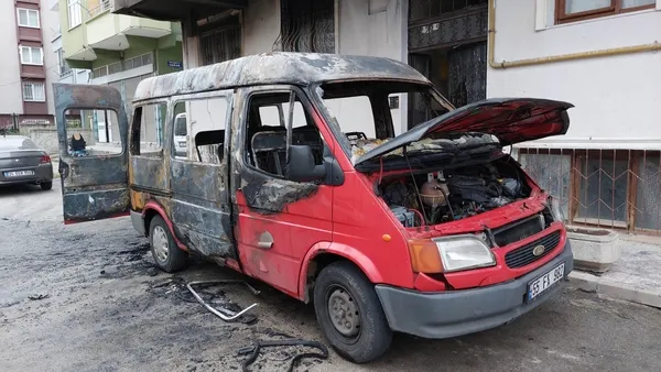 samsunda-korkutan-yangin-kundaklanan-minibusten-eser-kalmadi-1654494543371.jpg Samsun'da korkutan yangın! Kundaklanan minibüsten eser kalmadı - 11