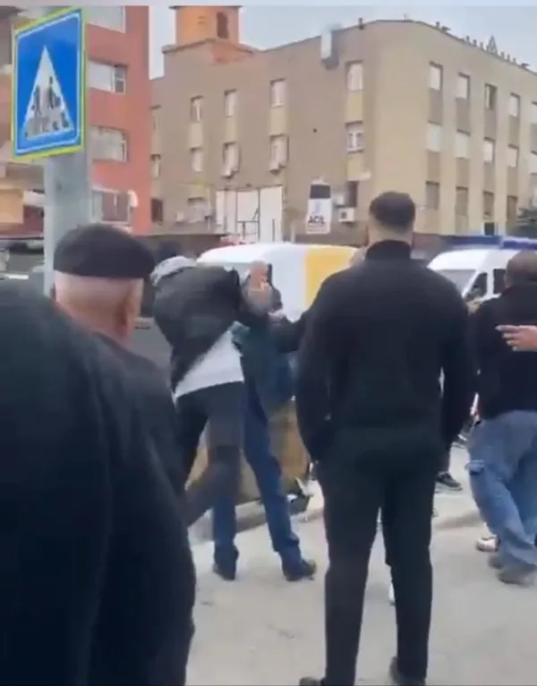 adanada-tacize-linc-girisimi-tekme-tokat-dayagi-doner-yiyerek-izledi-1671003792789.jpg Adana’da tacize linç girişimi! Tekme tokat dayağı döner yiyerek izledi - 3