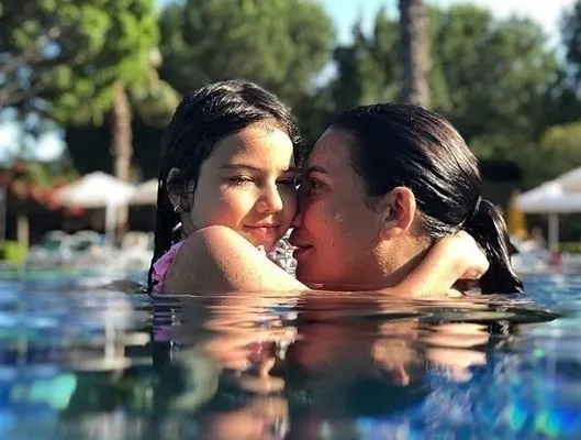 nilufer in kizi ayse nazli boyunu gecti dogum gunu paylasimina begeni yagdi