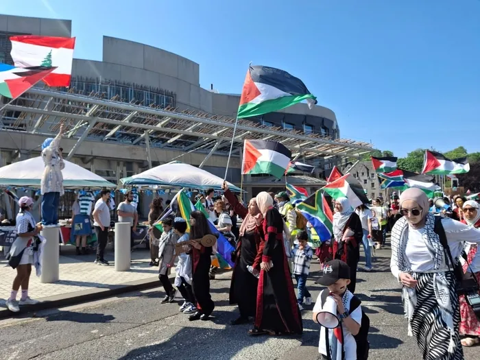 İskoçya’da Filistin’e tam destek! Binler sokaklara döküldü: Barış sağlanana kadar meydanlardayız