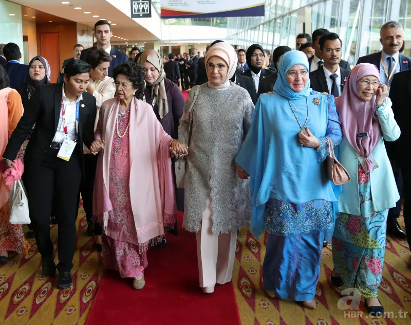 Başkan Erdoğan Kuala Lumpur'da! Oturumun ardından sergi alanını gezdi 8