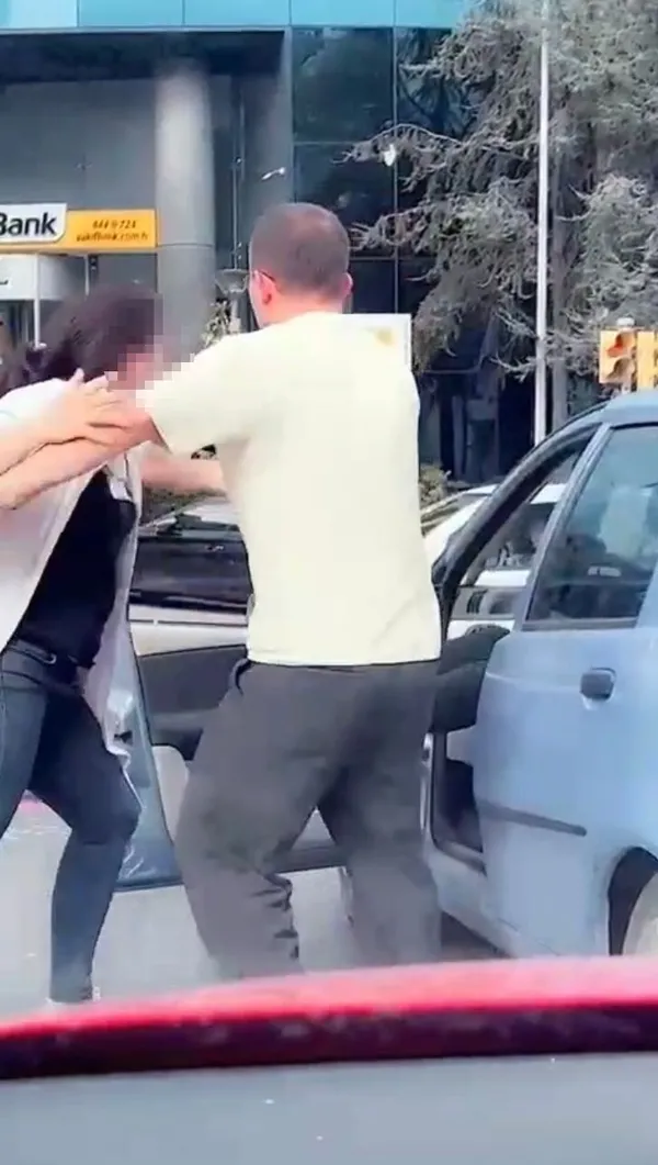 1697102127596.jpg Gözü dönmüş maganda kadın dehşet saçtı: Çocuğunun yanında dakikalarca darbedildi - 2