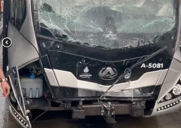 İstanbul'da metrobüs kazası: 2 yaralı