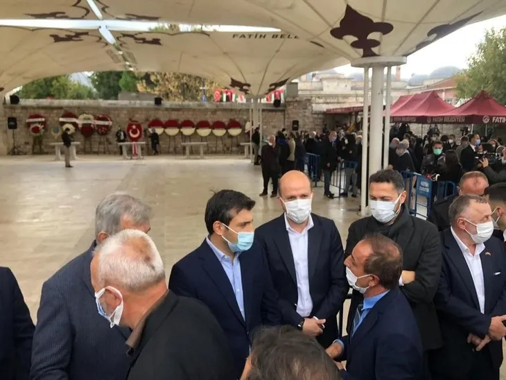 Özdemir Bayraktar son yolculuğuna uğurlandı! Sevenleri Fatih Camii'ne akın etti