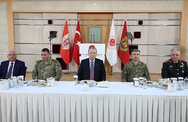baskan-erdogan-askerler-ile-iftar-programinda-onemli-aciklamalar-sinir-otesi-harekat-mesaji-irak-ve-suriyede-y-1710792561188.jpg Başkan Erdoğan Askerler ile İftar Programı'nda önemli açıklamalar! Sınır ötesi harekat mesajı: Irak ve Suriye'de yarım kalan işi tamamlayacağız - 8