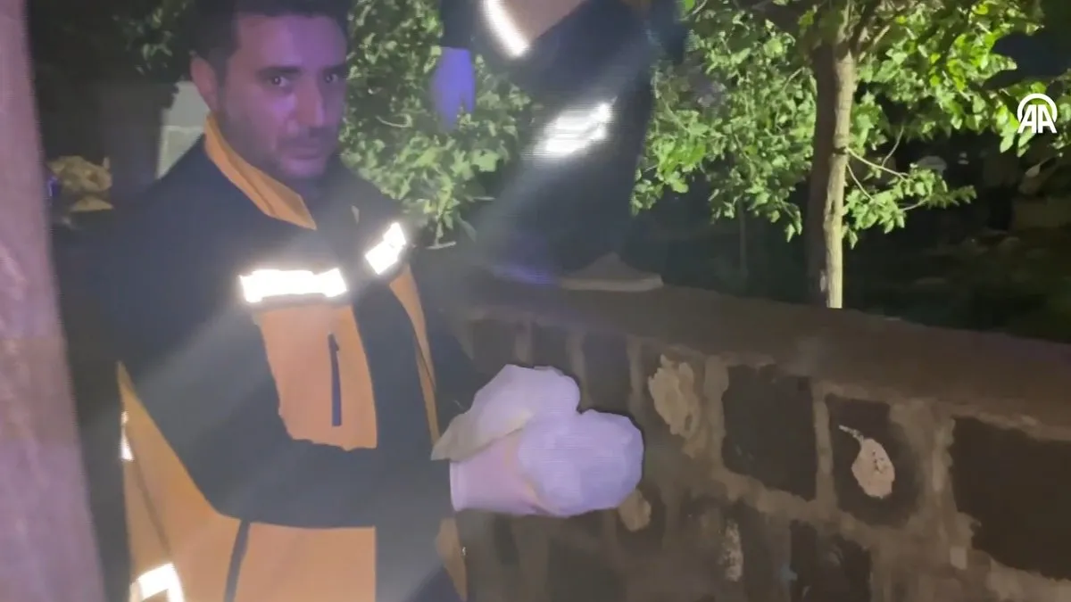 Vicdansızlığın böylesi! Cami bahçesine fidan dikmek isteyen çocuklar kazı yaparken buldu