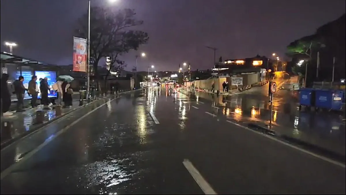 İstanbul pazar sabahına sağanak yağışla uyandı! Meteoroloji'den yeni uyarı