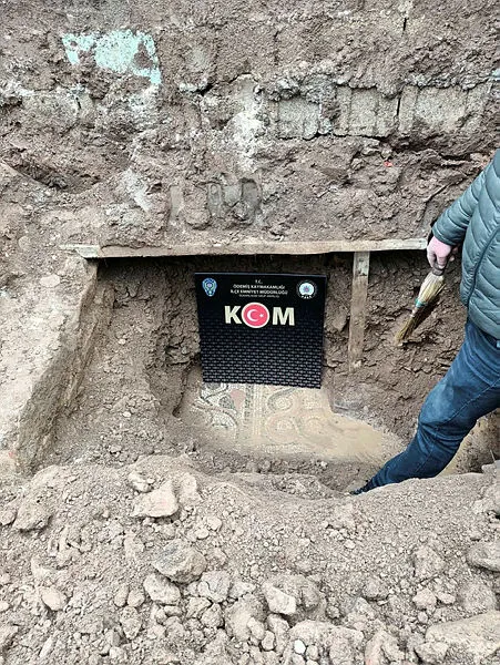 Toprağın altına gömülü tarihi eserler ele geçirildi