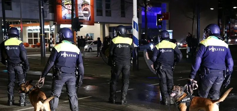 Hollanda polisinin köpekli saldırısında kaç kişi yaralandı?