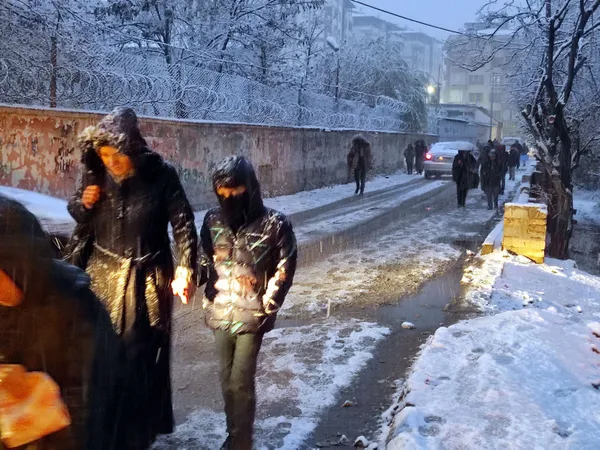 Van'da mevsimin ilk karı düştü! Beyaz şehri kapladı - 1