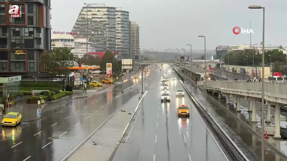 İstanbul pazar gününe yağmurla uyandı