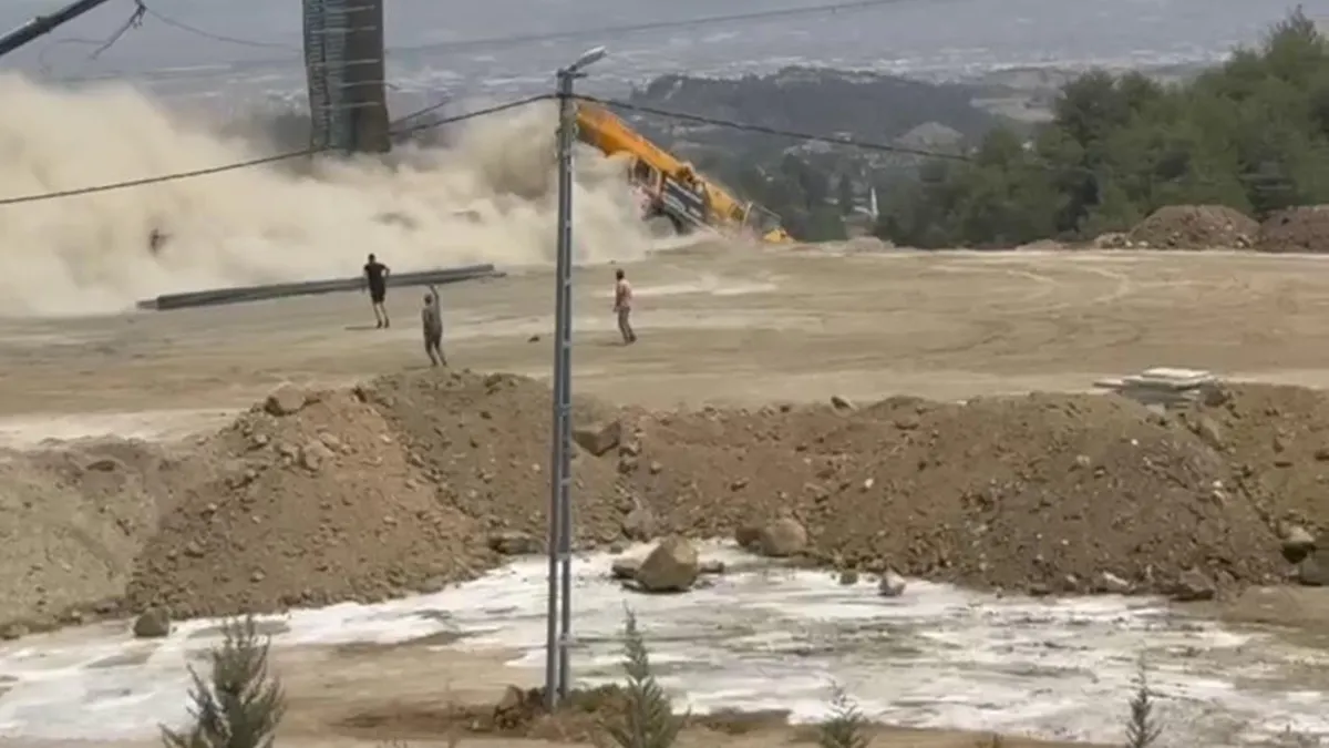 Freni patlayan vinç iki aracı biçerek uçuruma yuvarlandı: 2 ağır yaralı