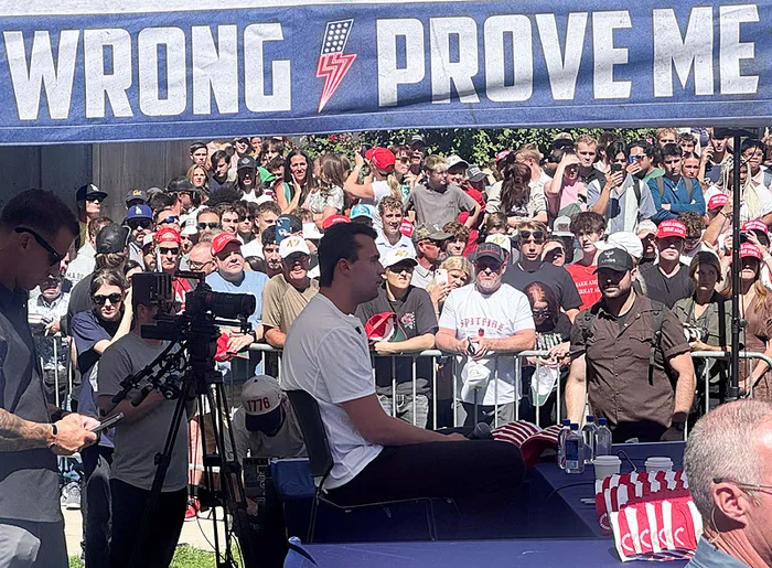 trump-destekcisi-aktivist-silahli-saldirida-oldu-abd-baskanindan-aciklama-a-haberde-carpici-yorum-trumpa-mesaj-1757569272099.jpg ABD Başkanı Donald Trump'a yakınlığıyla bilinen Cumhuriyetçi muhafazakar aktivist Charlie Kirk'ün silahlı saldırı sonucu hayatını kaybetti. (REUTERS)