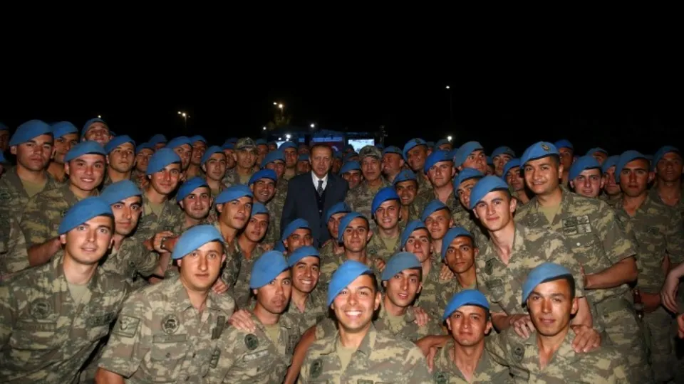 Başkomutan Recep Tayyip Erdoğan Mehmetçikle iftar yaptı