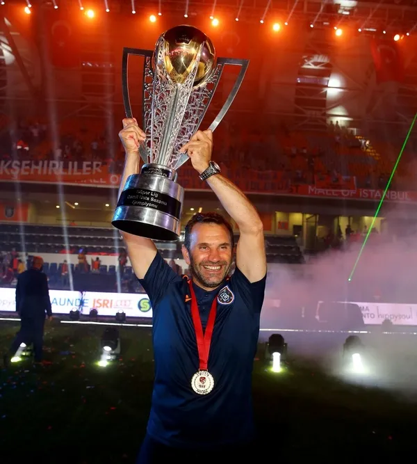 Son dakika: Başakşehir’de Okan Buruk ile yollar ayrıldı