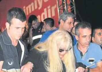 Zerrin Özer fenalaştı!