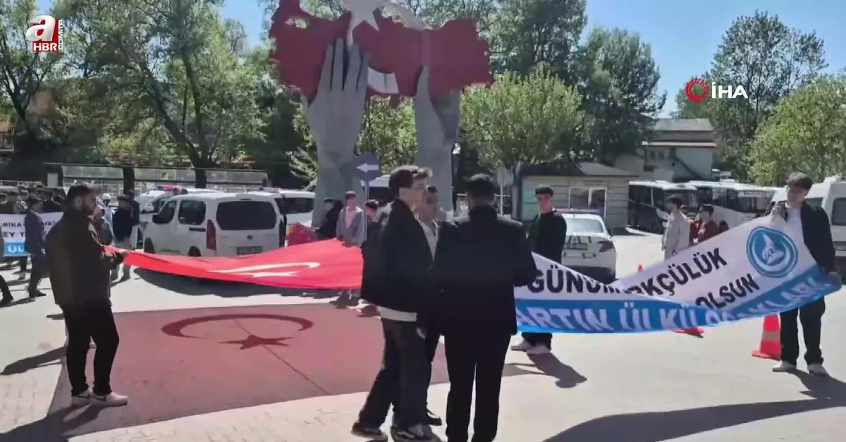 Ay yıldızın gölgesinde Türkçülük yürüyüşü!