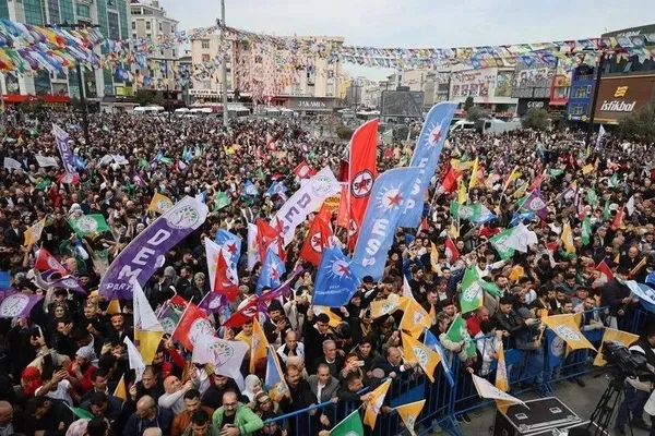 CHP-DEM işbirliği belgelendi! Esenyurt’ta teröristbaşı Öcalan’a özgürlük çağrısı