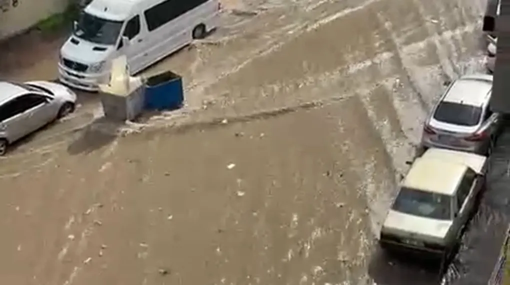 Kısa süren yağış hayatı felç etti