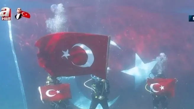 Denizin dibinde Türk bayrağı açtılar