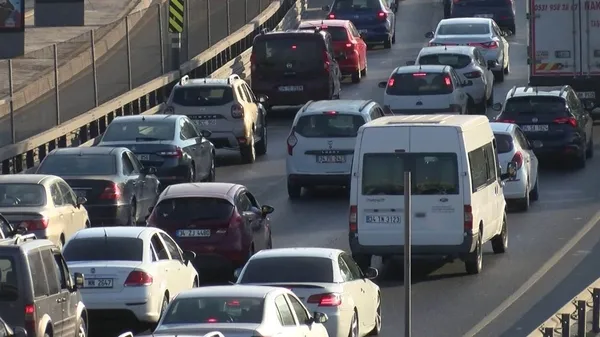 son-dakika-halicte-trafik-yogunlugu-halicte-yol-calismasi-ne-kadar-surecek-1595226326486.jpg