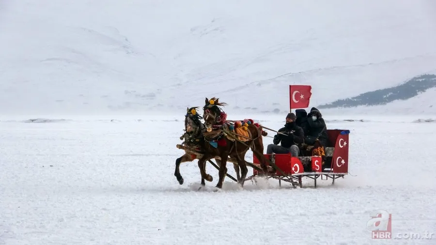 Çıldır Gölü ilgi odağı oldu! Turistler atlı kızağa hayran kaldı 7