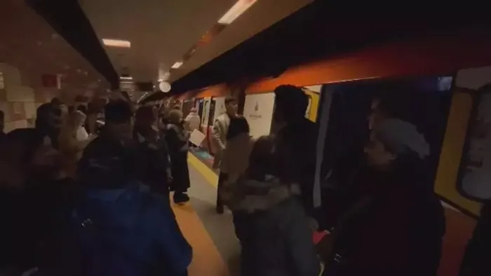 kadikoy-sabiha-gokcen-havalimani-metro-hattinda-elektrikler-kesildi-seferler-aksadi-1737398515787.jpeg Sabiha Gökçen Havalimanı metro hattında elektrikler kesildi, seferler aksadı (Foto: DHA)
