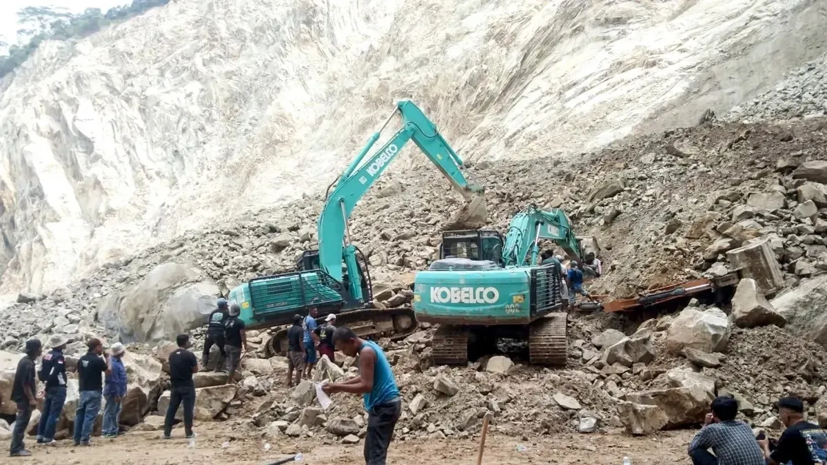 Endonezya'da taş ocağı çöktü! Ölü ve yararlılar var